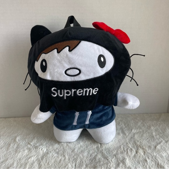 Hello Kitty Peso Pluma Supreme Plush . - Picture 2 of 9